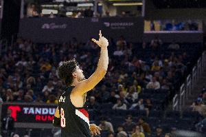 赚到了！阿夫迪亚强攻不中 随后空位三分穿针扳平比分